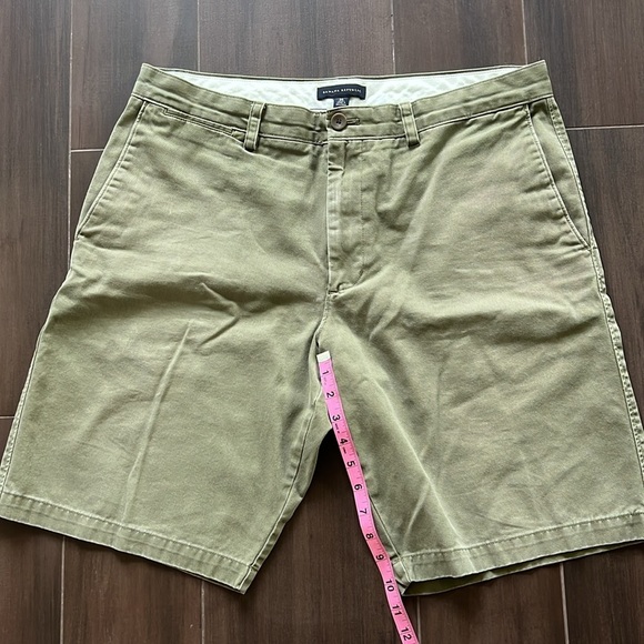 Men’s Banana Republic Green Khaki Shorts - Picture 2 of 5